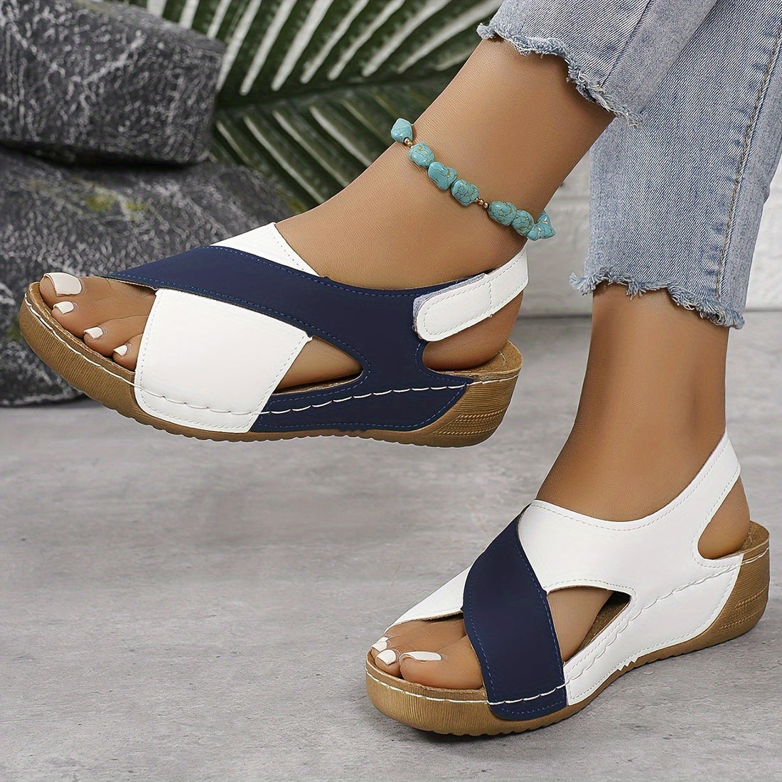 Women's Adjustable Sandals with Supportive Straps and Cushioned Sole
