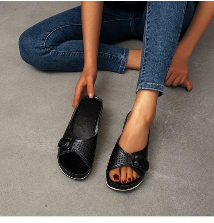 Women's Flat Sandals with Adjustable Straps and Cushioned Insole